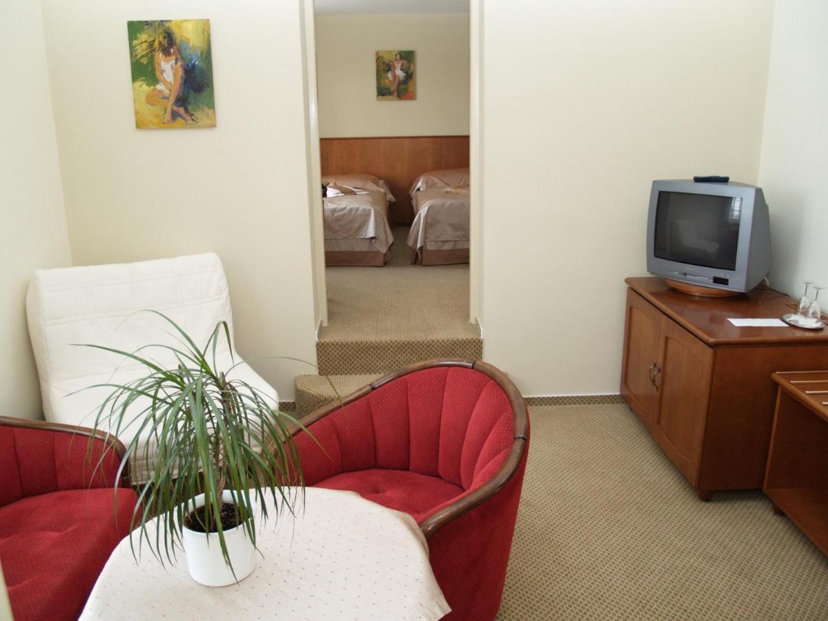 Park Hotel Tartuf Beladice エクステリア 写真